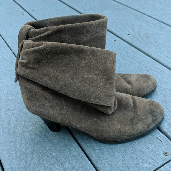 Cute slouchy BCBG real suede boots, size 9.5 - Picture 3 of 6